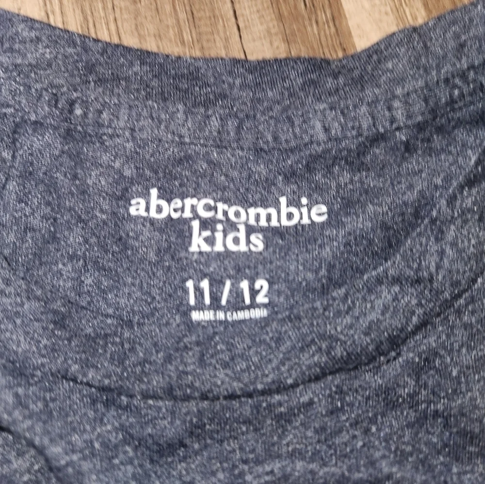 ABERCROMBIE Kids Navy and red A & F Logo T Shirt size 11/12
